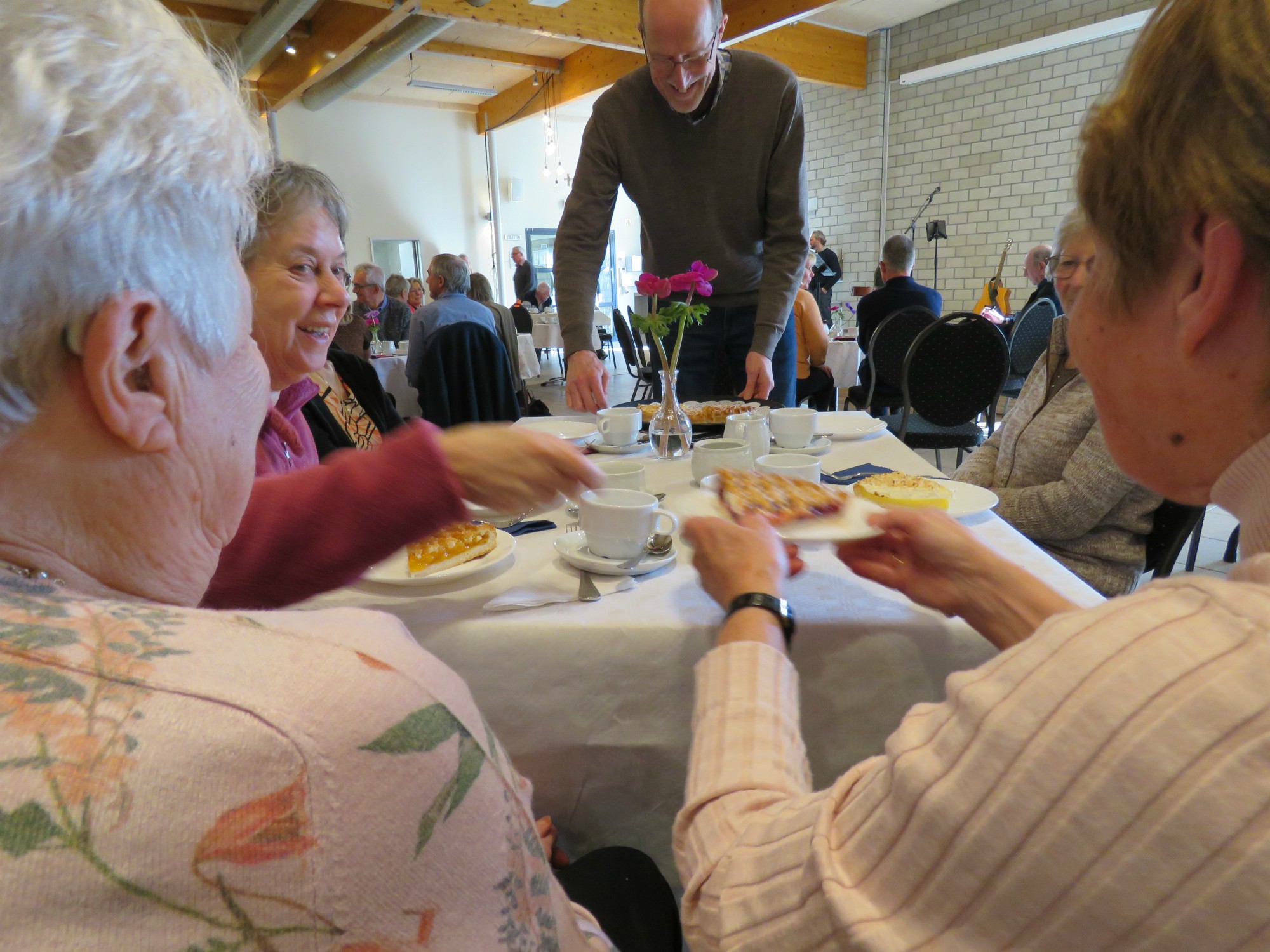 Vrijwilligersfeest Sint-Anna-ten-Drieënparochie 2023 - Met taart en koffie of thee